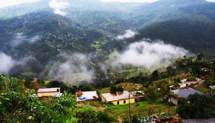 Breathtaking Himalayan snow peaks and valley views in Uttarakhand